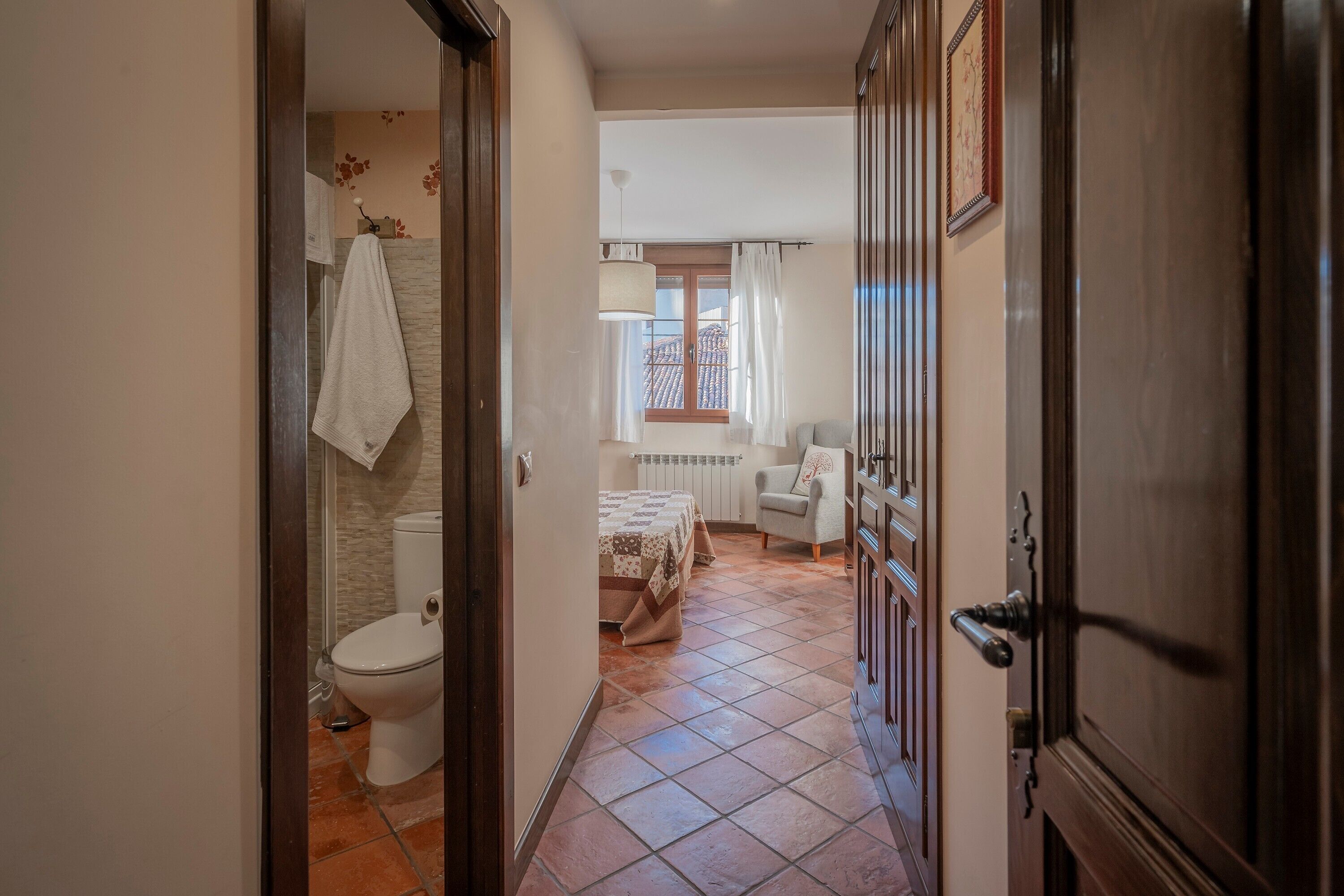 4 slaapkamers, een strijkplank/strijkijzer, gratis wifi, beddengoed