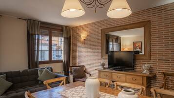 Een televisie, een open haard en een tafeltennistafel