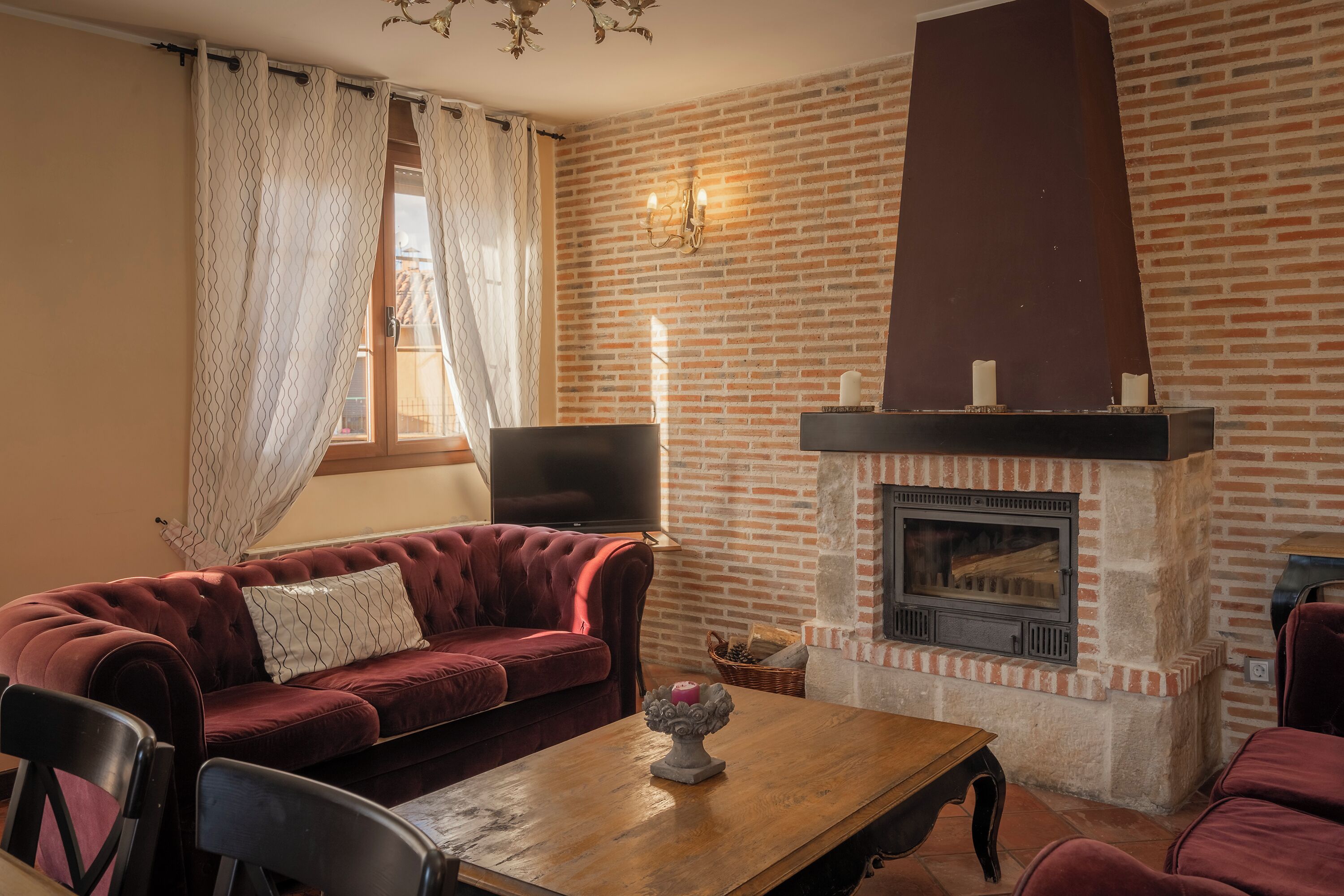 Televisión, chimenea y tenis de mesa 