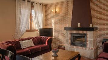 Tv, eldstad och ett bordtennisbord