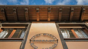 A building with a sign reading 'CASA RURAL ENTRADA RIO LOBOS'. - Country House 'Entrada Rio Lobos I' with Mountain Views, Private Terrace and Wi-Fi (Hontoria Del Pinar)