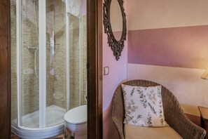 Een douche, een haardroger, handdoeken