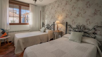 4 slaapkamers, een strijkplank/strijkijzer, gratis wifi, beddengoed