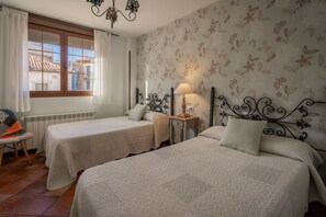 4 bedrooms, iron/ironing board, free WiFi, bed sheets - Country House 'Entrada Rio Lobos I' with Mountain Views, Private Terrace and Wi-Fi (Hontoria Del Pinar)