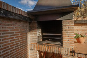 Property grounds - Country House 'Entrada Rio Lobos I' with Mountain Views, Private Terrace and Wi-Fi (Hontoria Del Pinar)