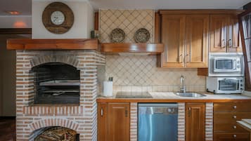 Een koelkast, een magnetron, een oven, een kookplaat