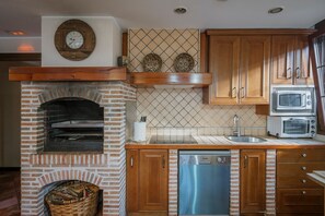 Jääkaappi, mikroaaltouuni, uuni, liesi