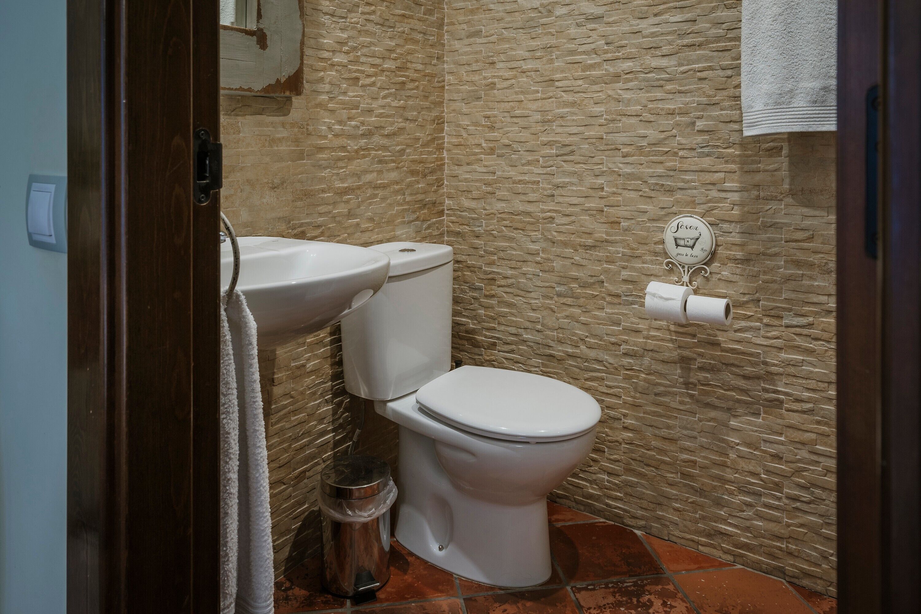 Ein Badezimmer mit Toilette, Bidet und Mülleimer.