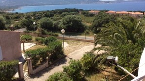 A residential area with a view of the sea and mountains. - Apartment 'La Terrazza Sulla Baia Di Calvi' with Sea View, Private Terrace and Private Garden (Lumio)