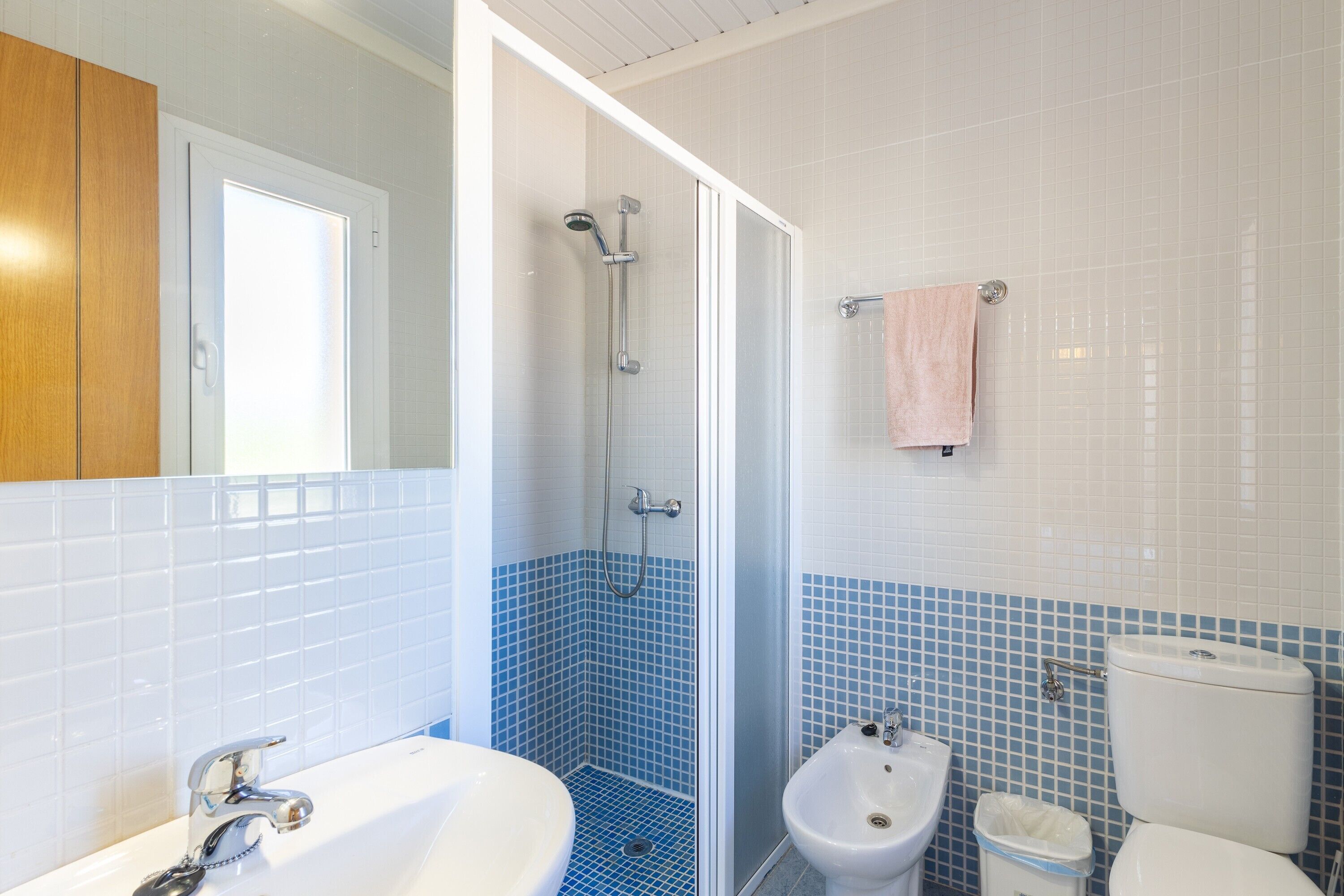Een douche, handdoeken