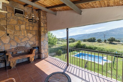Holiday Home 'La Nave De Gredos' with Mountain View, Pool and Air Conditioning