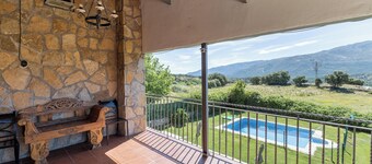 Holiday Home 'La Nave De Gredos' with Mountain View, Pool and Air Conditioning