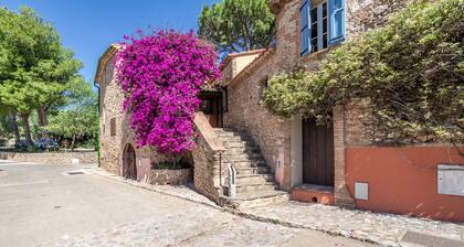 Bed and breakfast 'Tourelle Chambre Double Vue Jardin' mit gemeinsamem Garten, WLAN und Klimaanlage