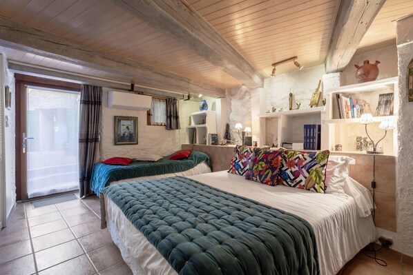 1 bedroom, free WiFi, bed sheets