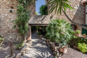 Property grounds - Bed and breakfast 'Ormes Chambre Familiale Vue Jardin' (Sainte Colombe de la Commanderie)