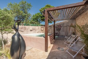 Pool - Bed and breakfast 'Ormes Chambre Familiale Vue Jardin' (Sainte Colombe de la Commanderie)