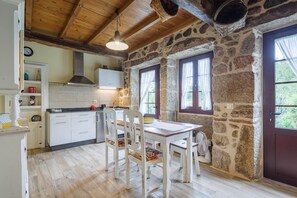 Dining - Holiday Home 'C Vilamide' with Mountain View, Private Terrace and Wi-Fi (Parada de Achas)