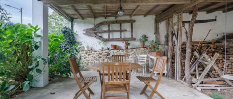 تناول الطعام بالخارج