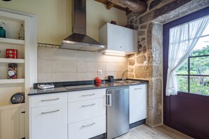 Refrigerador, microondas, parrilla de estufa y cafetera y tetera 