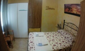 1 dormitorio, tabla de planchar con plancha, wifi gratis y ropa de cama