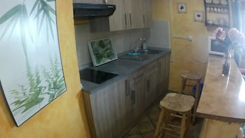 Een koelkast, een magnetron, een oven, een kookplaat