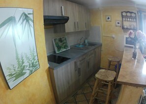 Fridge, microwave, oven, stovetop - Holiday Home 'Apartamentos Miguel y Rosa 1' Central Location & Air Conditioning (Lúcar)