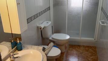 Ducha, secador de pelo, toallas