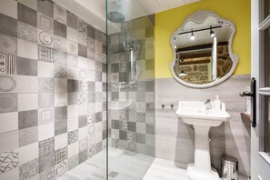 Douche, sèche-cheveux, serviettes fournies