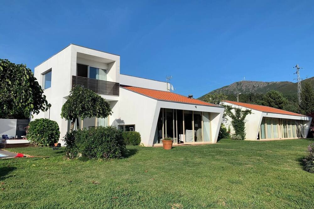 Holiday Home 'Casa Dos Silêncios - Paz E Natureza' with Mountain View, Pool and Wi-Fi