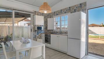 Frigorífico, microondas, horno y placa de cocina