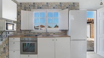 Frigorífico, microondas, horno y placa de cocina