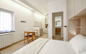 Tabla de planchar con plancha, wifi gratis y ropa de cama 