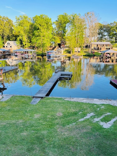 Cozy, comfortable Lakehouse getaway - Sleeps 10! WiFi, Private Dock