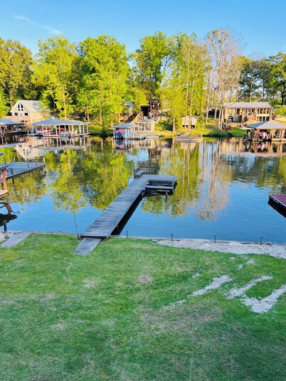 Cozy, comfortable Lakehouse getaway - Sleeps 10! WiFi, Private Dock