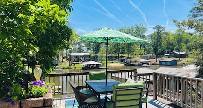Cozy, comfortable Lakehouse getaway - Sleeps 10! WiFi, Private Dock