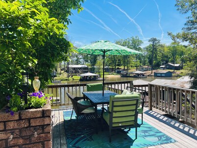 Cozy, comfortable Lakehouse getaway - Sleeps 10! WiFi, Private Dock