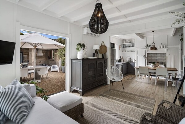 Living area - French Cottage by Waiheke Pure (Auckland)