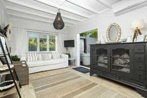 3 bedrooms, iron/ironing board, Internet - French Cottage by Waiheke Pure (Auckland)