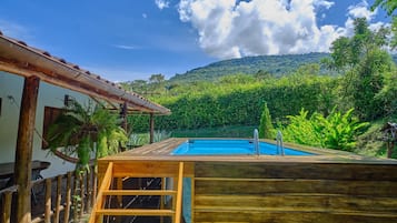 8 outdoor pools
