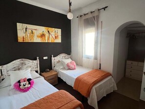 4 bedrooms, WiFi - House with pool and air conditioning (Miami Platja)