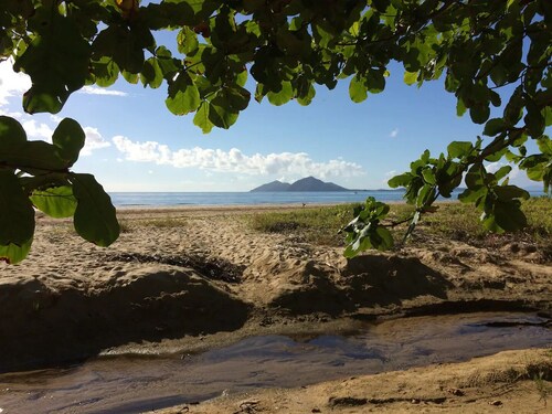 Tranquil, 3 bedroom cottage set on an organic tropical fruit farm!