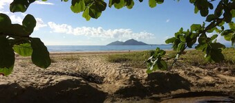 Tranquil, 3 bedroom cottage set on an organic tropical fruit farm!