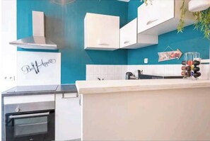 Fridge, microwave, oven, stovetop - Bienvenue au Cerisier (Nîmes)
