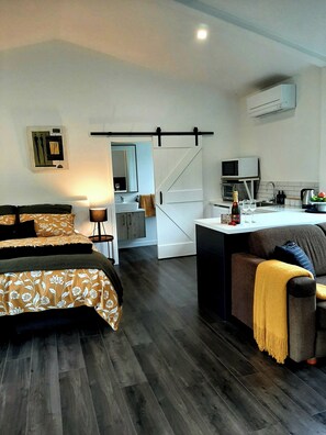 Smart TV - TREE VIEW STUDIO is private & spacious. Semi rural  but close to all amenities. (Minden)