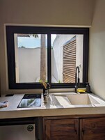 ALMA | Cozinha americana privada | Frigobar, cooktop, talheres/pratos/utensílios de cozinha