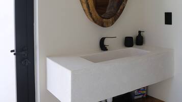 Ducha, artículos de tocador gratuitos, secador de pelo, bidet