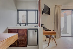 NORA | Privat køkken | Minikøleskab, kogeplade, køkkentøj/tallerkener/redskaber