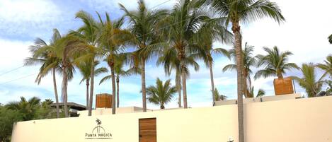 Vista frontal de la propiedad