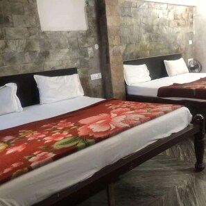 Down comforters, pillowtop beds, individually decorated - Shree Chitra Residency by Avadhesh Grou (Haridwar)