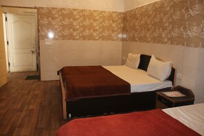 Down comforters, pillowtop beds, individually decorated - Shree Chitra Residency by Avadhesh Grou (Haridwar)